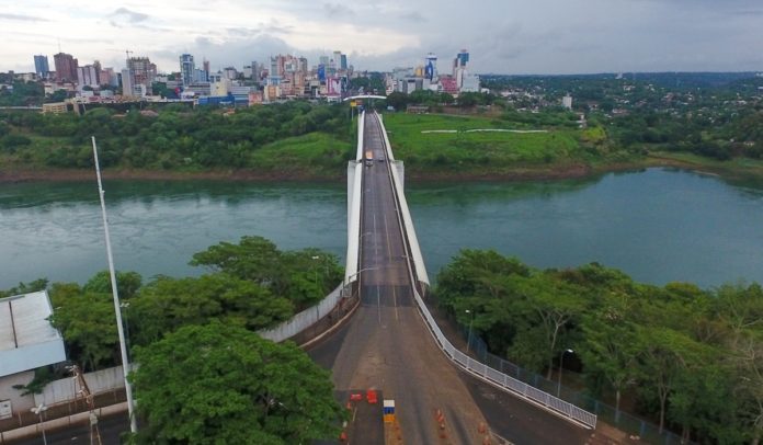 A Ponte da Amizade, que liga a cidade de Foz do Iguaçu no Brasil e Ciudad del Este no Paraguai, passando sobre o rio Paraná