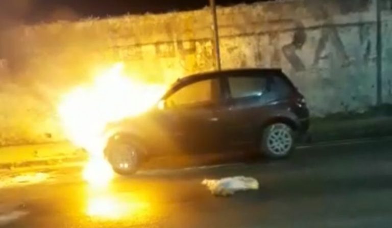 Carro pega fogo na Av. dos Navegantes, centro de Porto Seguro