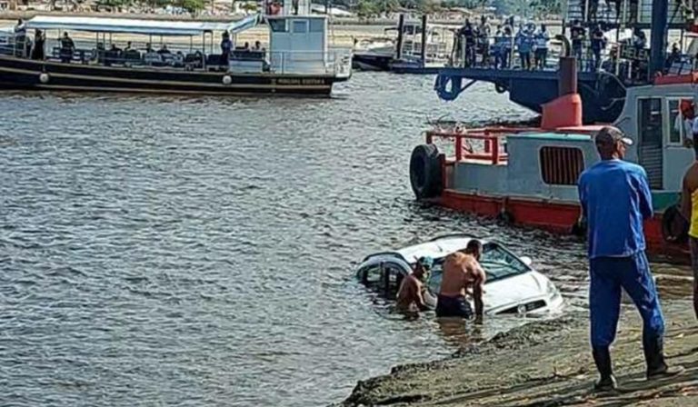 Vídeo: Carro cai em rio na balsa de Arraial d’Ajuda