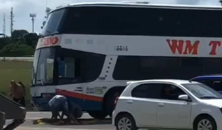 VÍDEO: Ônibus de turismo quebra na entrada de Porto Seguro e deixa o trânsito mais lento na cidade
