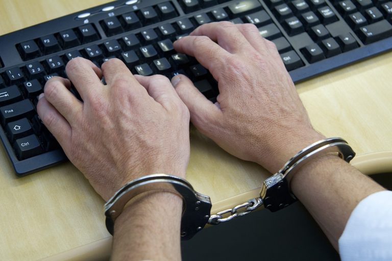 Como agir ao sofrer ofensas criminosas na internet
