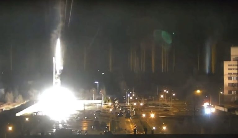 VÍDEO: Ataque russo provoca incêndio à maior usina nuclear da Europa