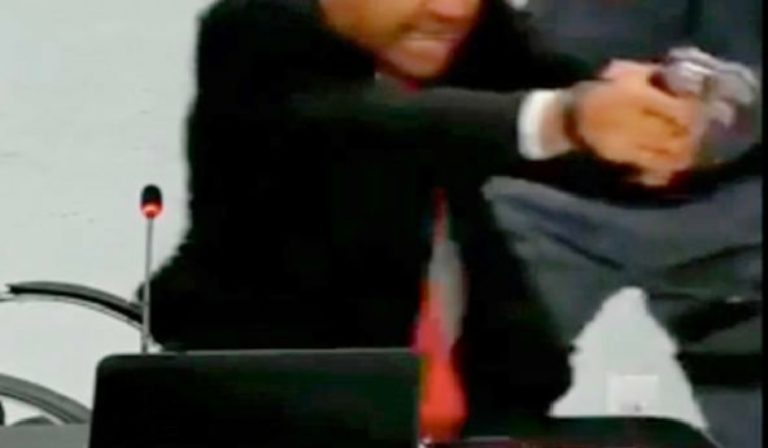 VÍDEO: Vereador aponta arma para colega durante briga em sessão na Câmara