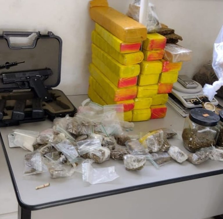 Operação em combate ao tráfico de drogas e homicídios prende cinco pessoas em Porto Seguro