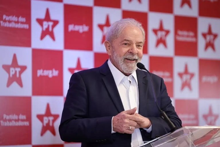 PESQUISA: Lula lidera disputa eleitoral com 12 pontos à frente de Bolsonaro 