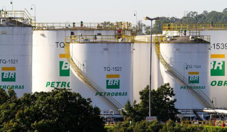 Levantamento afirma que gasolina estaria 19% mais cara com privatização de refinarias da Petrobras