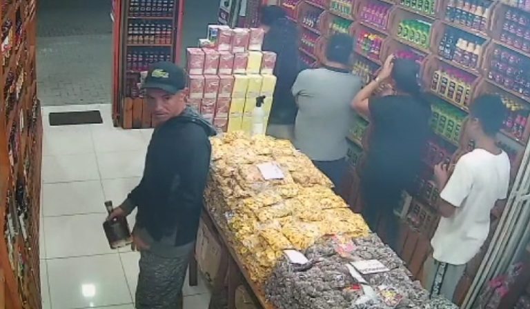Câmeras de segurança registram homem furtando conveniência em Porto Seguro