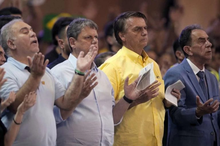 Bolsonaro causa alvoroço durante missa em Aparecida em SP