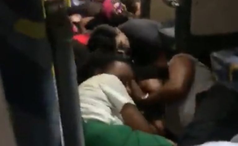 VÍDEO: Passageiros se jogam no chão de ônibus apavorados com tiroteio no RJ