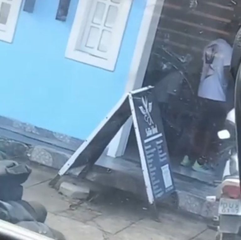 INUSITADO: Motorista deixa duas crianças no ônibus e vai cortar cabelo em Porto Seguro