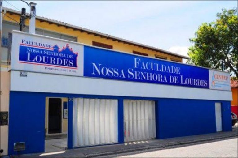 Alunos protestam anúncio de fechamento da Faculdade Nossa Senhora de Lourdes em Porto Seguro