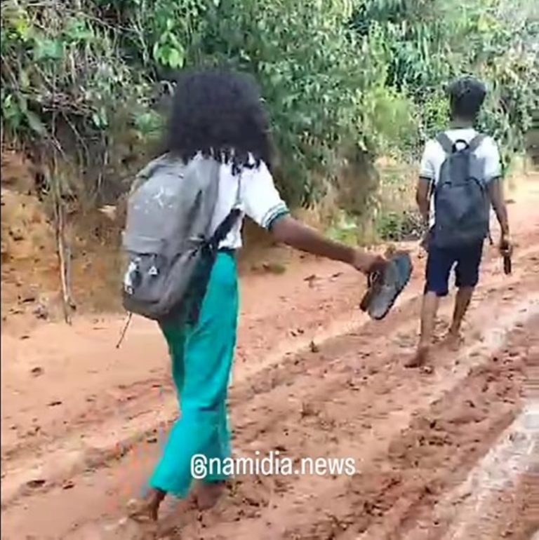 Alunos enfrentam estradas lamacentas para chegar à escola
