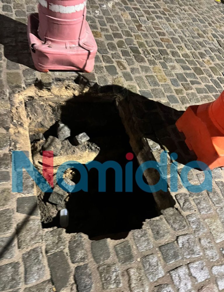 ATENÇÃO: Cratera se abre no meio da rua em Porto Seguro e motorista precisa redobrar atenção