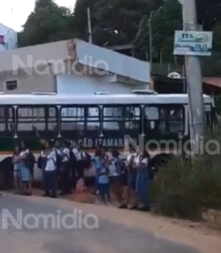 SEM FREIO: Ônibus da Viação Itamaraju com vários estudantes perde o controle na ladeira